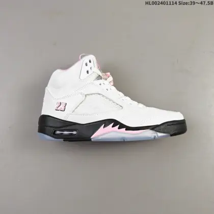 Air Jordan 5 Retro "Medium Soft Pink" 高帮 白粉黑 AJ5 乔丹5代 aj5 乔5 高邦 白粉黑 乔丹篮球鞋系列 鞋身整体采用白色优质皮革打造,鞋身侧面的透气网格则使用白色呈现,标志性的鲨鱼锯齿元素则采用粉色点缀,鞋舌部分依旧以3M反光呈现,并且带有粉色Jumpman Logo点缀;中底可视化透明Air Max气垫,后跟Nike Swoosh Logo及Air采用粉色刺绣点缀,与鞋舌相呼应.中底部分的粉色鲨鱼齿非常醒目,此外再搭配双脚外侧的投影粉色23数字,鞋底使用黑色中底搭配奶白色水晶大底呈现,水晶大底下印有粉色Jumpcman Logo,为整个设计收尾. 货号:HQ7978-102 HL002401114 B
